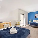 Hollywood Blvd Suite Plus Parking